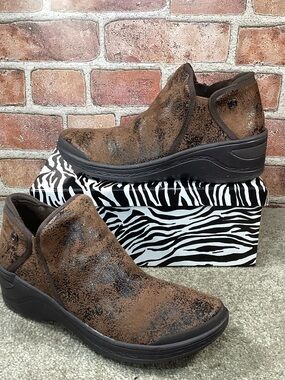 BZees Domino women’s lightweight booties size 8.5 Wide